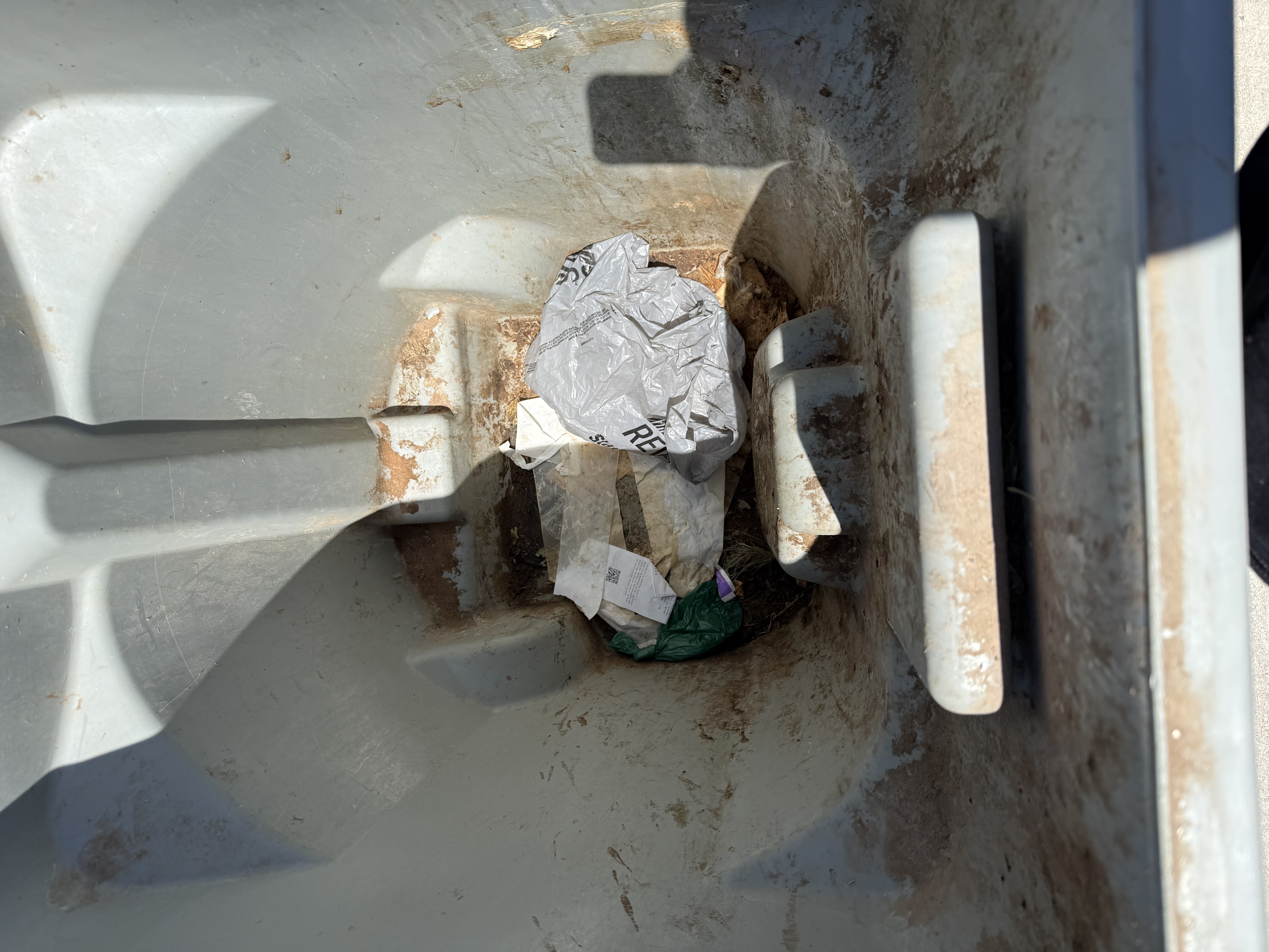 Dirty bin before cleaning